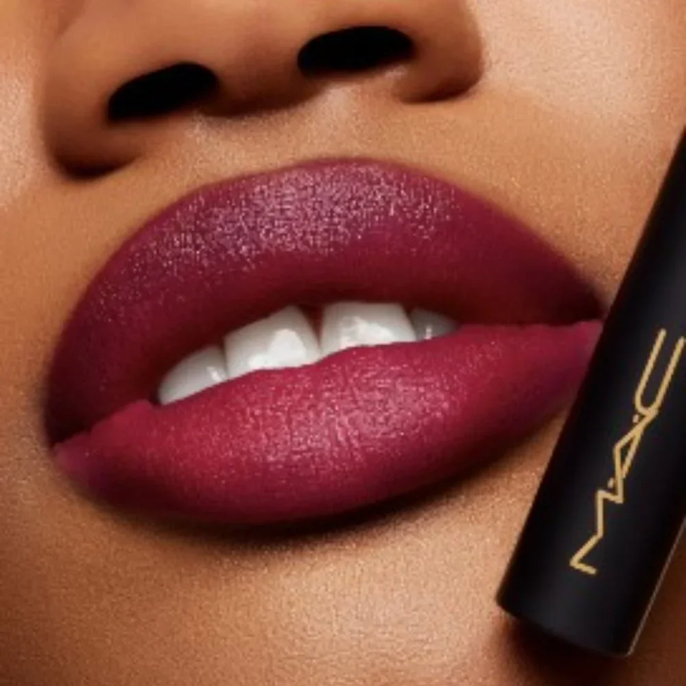 MAC Powder Kiss in Shade 